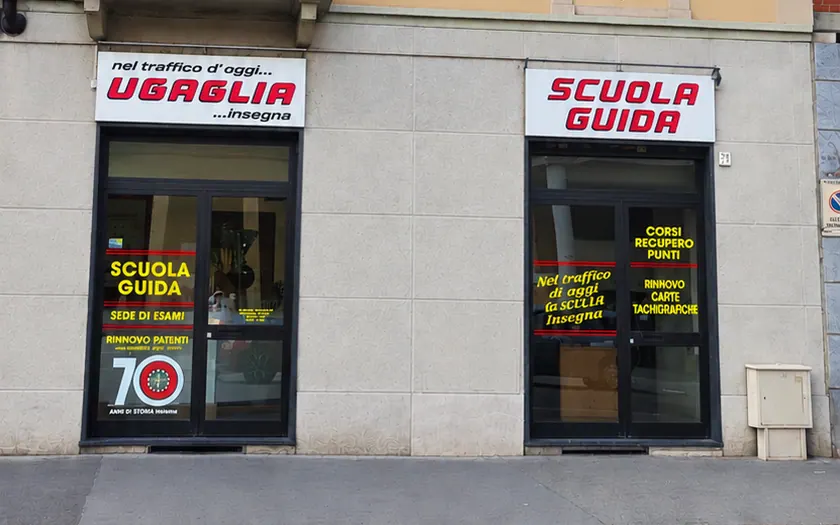 La sede de Autoscuola Ugaglia en Via Nizza 346, en Turín, hoy, con los rótulos “Scuola guida” y “Nel traffico d’oggi Ugaglia insegna”